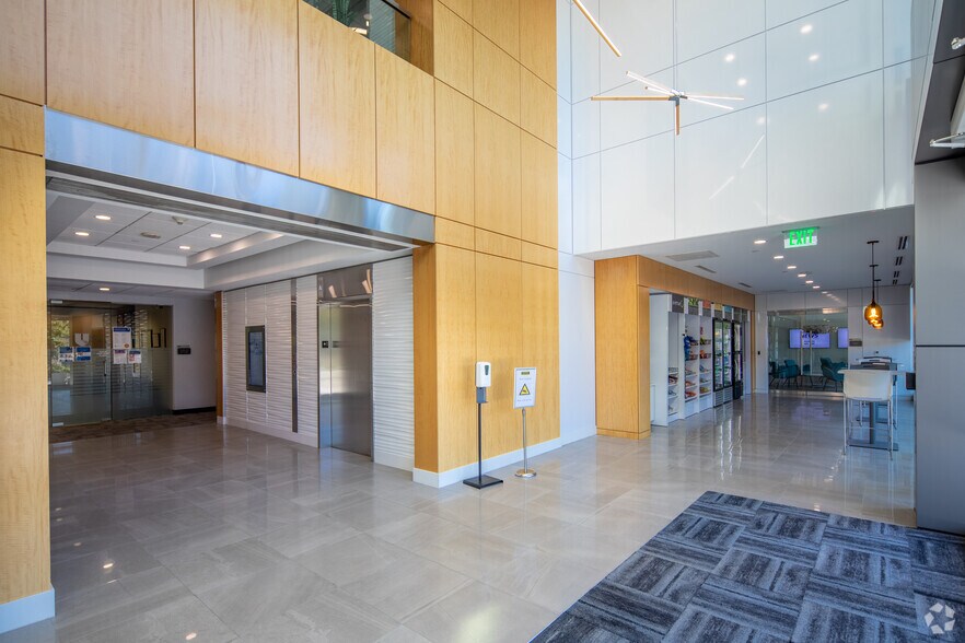 2000 Regency Pky, Cary, NC à louer - Hall d’entrée – Image 3 sur 11