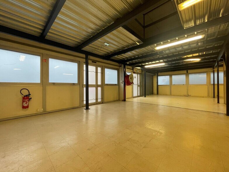 Local d’activités dans Montigny-le-Bretonneux à louer - Photo intérieure – Image 3 sur 8