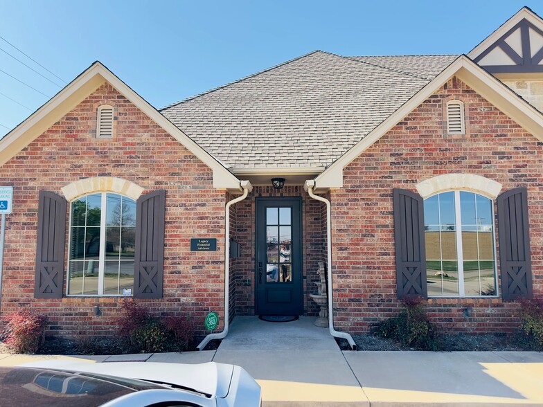10005 N May Ave, Oklahoma City, OK à louer - Photo de l’immeuble – Image 3 sur 31