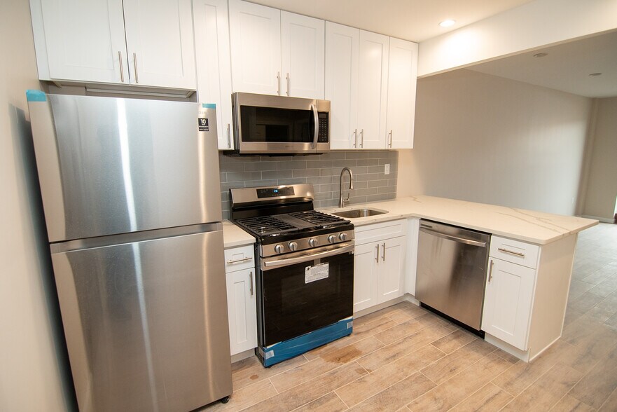 6527 Roosevelt Ave, Woodside, NY à louer - Photo de l’immeuble – Image 3 sur 13