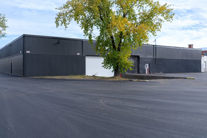 5045 Rue Ontario E, Montréal, QC à louer - Photo de l’immeuble – Image 2 sur 11