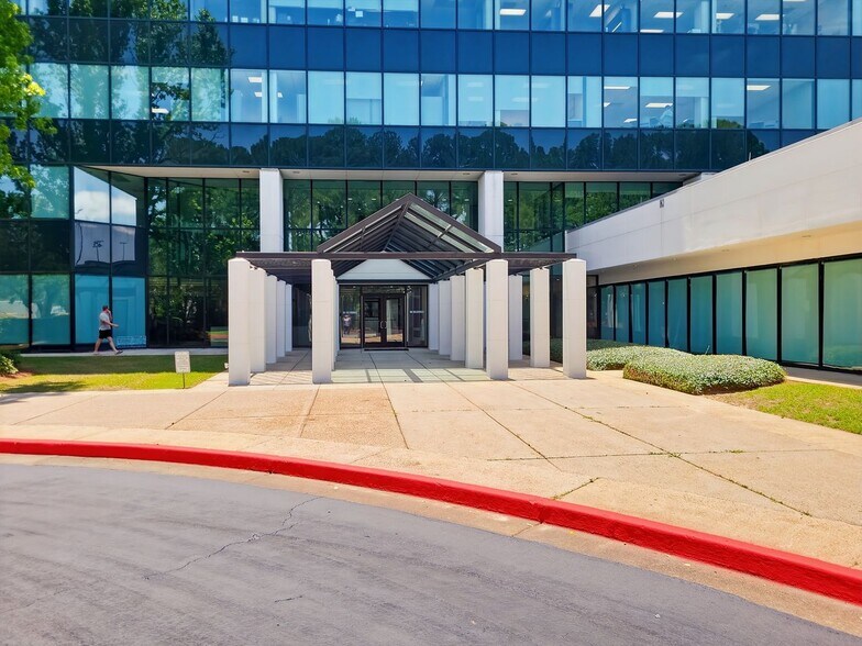 1110 Montlimar Dr, Mobile, AL à louer - Photo de l’immeuble – Image 3 sur 15