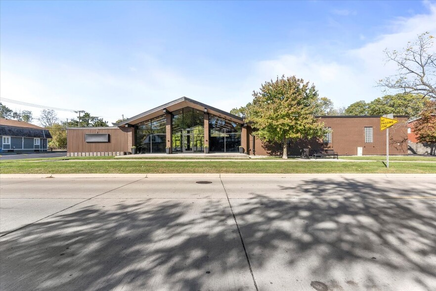 7560 Macomb St, Grosse Ile, MI à vendre - Photo de l’immeuble – Image 1 sur 38