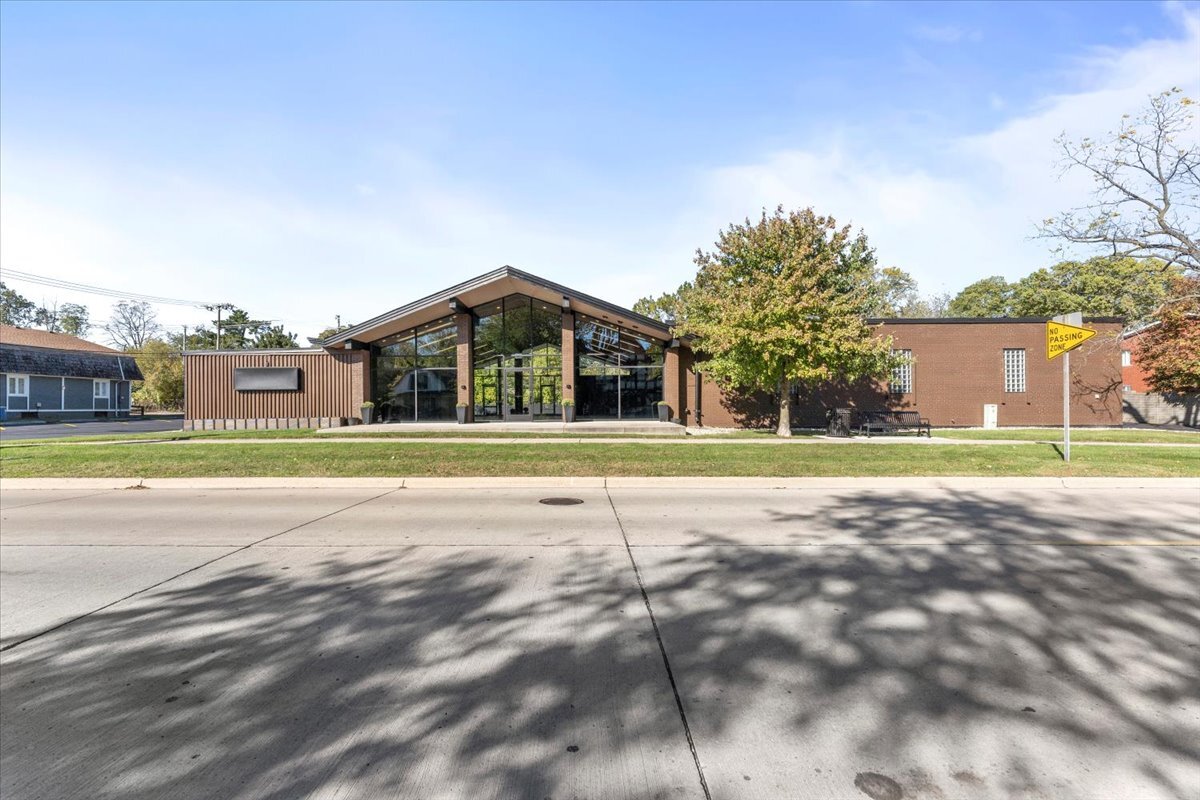 7560 Macomb St, Grosse Ile, MI à vendre Photo de l’immeuble– Image 1 sur 39