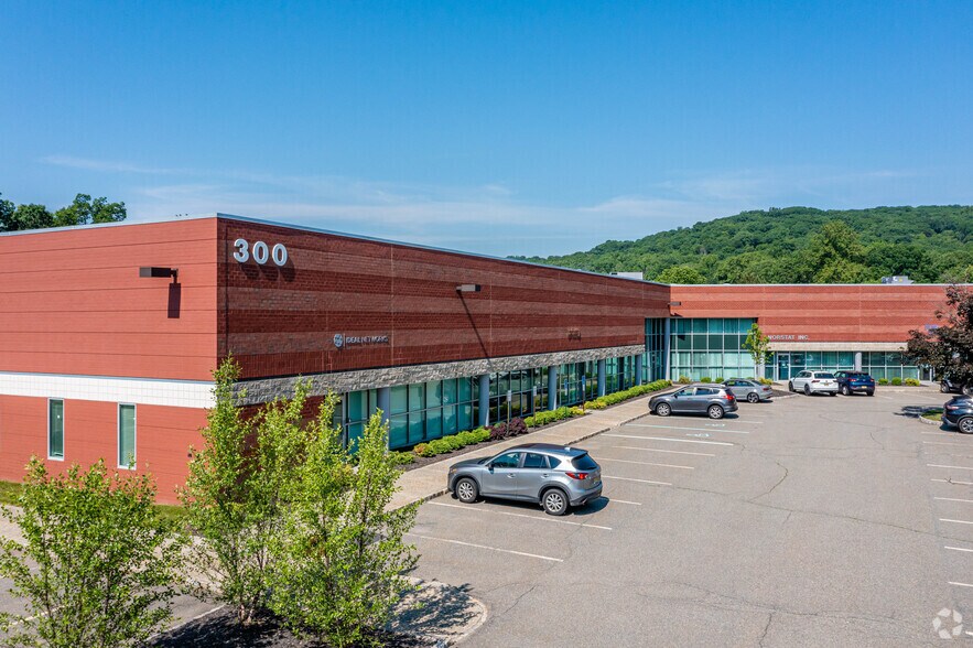 300 Roundhill Dr, Rockaway, NJ à louer - Photo principale – Image 1 sur 5