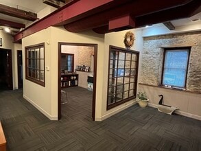 28 N Bennett St, Geneva, IL à louer Photo intérieure– Image 2 sur 10