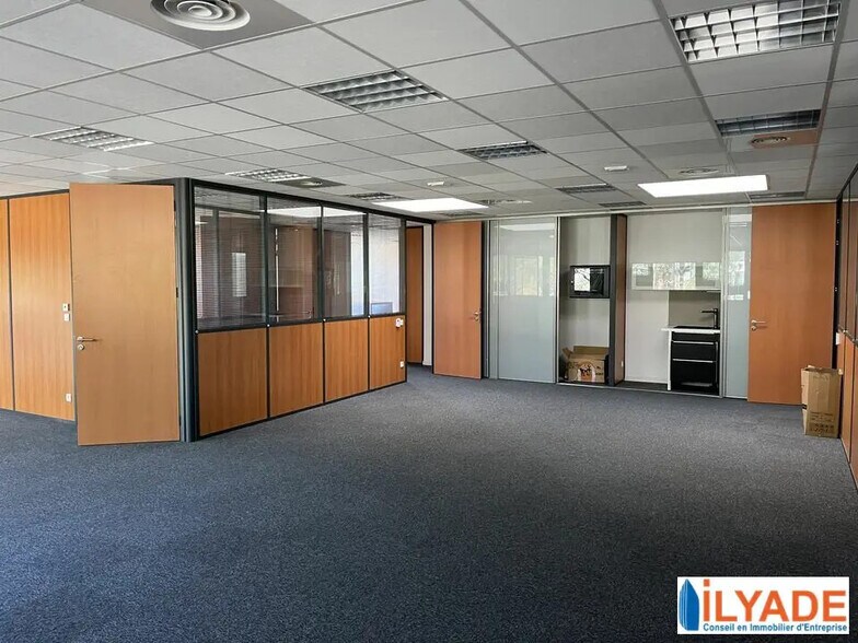 Bureau dans CHÂTEAUNEUF-LE-ROUGE à vendre - Photo de l’immeuble – Image 2 sur 7