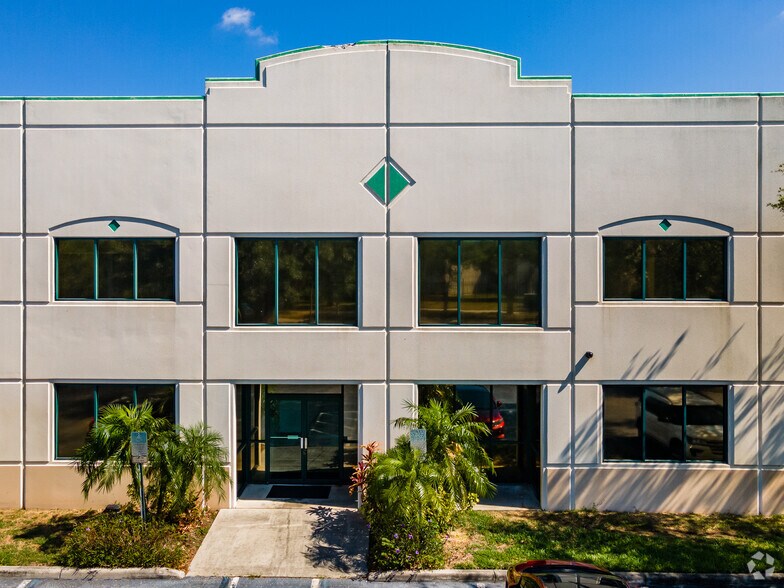 3001 Gateway Centre Pky, Pinellas Park, FL à louer - Photo de l’immeuble – Image 2 sur 6