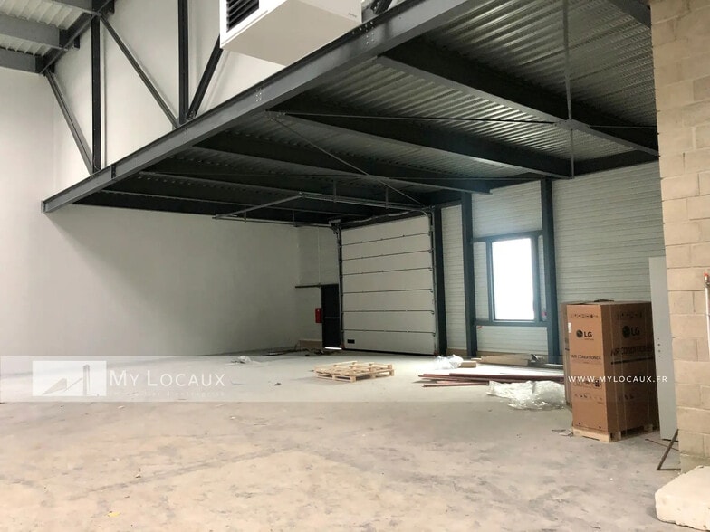 Local d’activités dans Villeneuve-la-Garenne à louer - Photo intérieure – Image 2 sur 4
