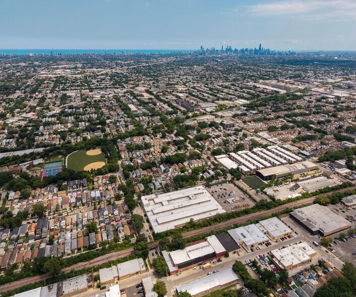 4533 W Roscoe St, Chicago, IL à vendre - Aérien – Image 2 sur 3