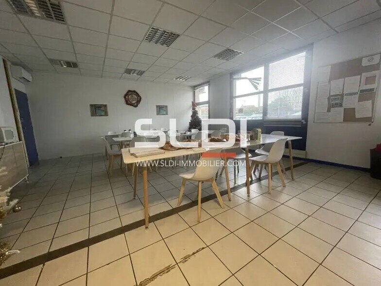 Bureau dans Vaulx-en-Velin à louer - Photo de l’immeuble – Image 3 sur 17