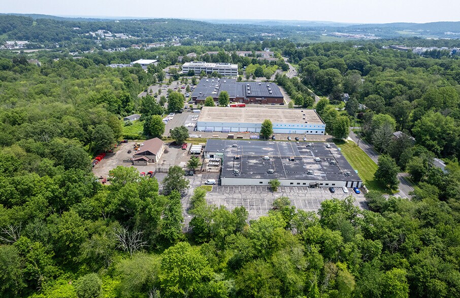 55 Old Ridgebury Rd, Danbury, CT à vendre - Photo de l’immeuble – Image 2 sur 7