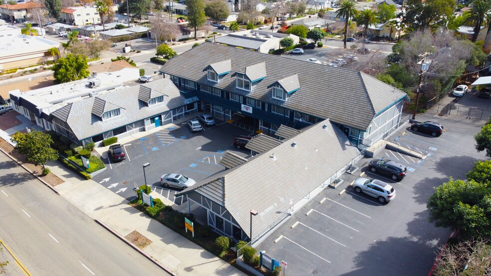 625-645 E Grand Ave, Escondido, CA à louer - Photo de l’immeuble – Image 2 sur 7