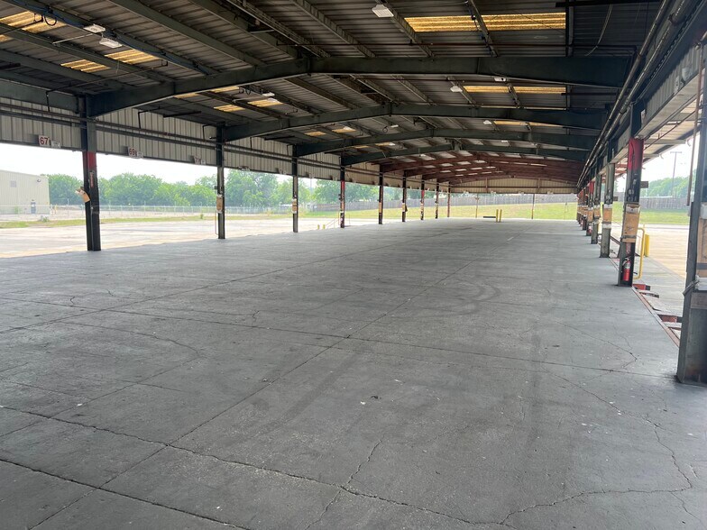 1415 S Loop 12, Irving, TX à louer - Photo de l’immeuble – Image 2 sur 4