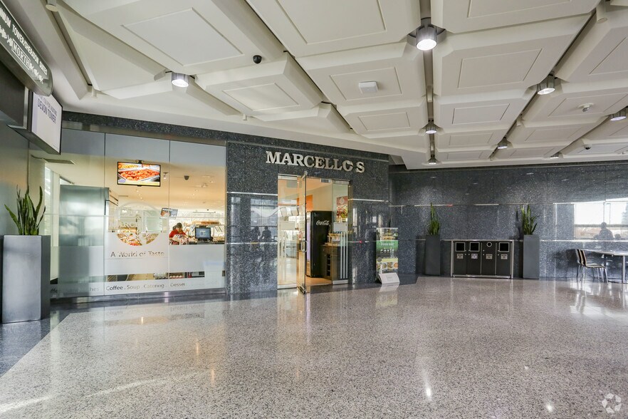 400 3rd Ave SW, Calgary, AB à louer - Hall d’entrée – Image 3 sur 7