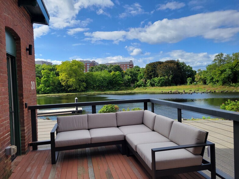 183 Crescent St, Waltham, MA à louer - Photo de l’immeuble – Image 2 sur 4