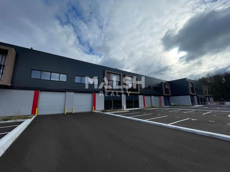 Local d’activités dans Saint-Laurent-de-Mure à louer - Photo de l’immeuble – Image 1 sur 6