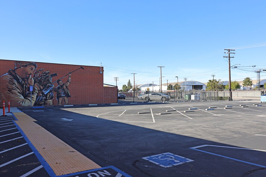 4201 W Vanowen Pl, Burbank, CA à louer - Photo de l’immeuble – Image 2 sur 12