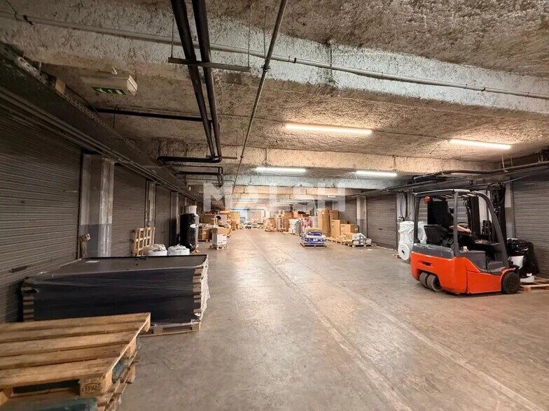 Local d'activités dans Vaulx-en-Velin à vendre - Photo de l’immeuble – Image 2 sur 19