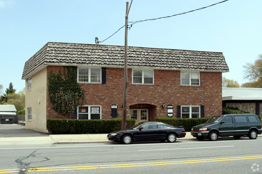 686 Broadway, Massapequa, NY à louer - Photo principale – Image 1 sur 1