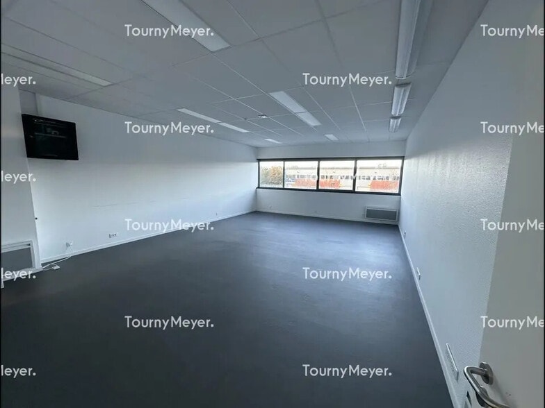 Local d’activités dans Saint-Étienne-de-Montluc à louer - Photo de l’immeuble – Image 3 sur 3