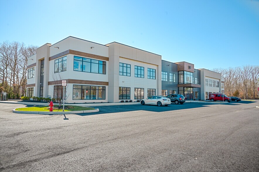 18 Cox Cro Rd, Toms River, NJ à louer - Photo de l’immeuble – Image 1 sur 26