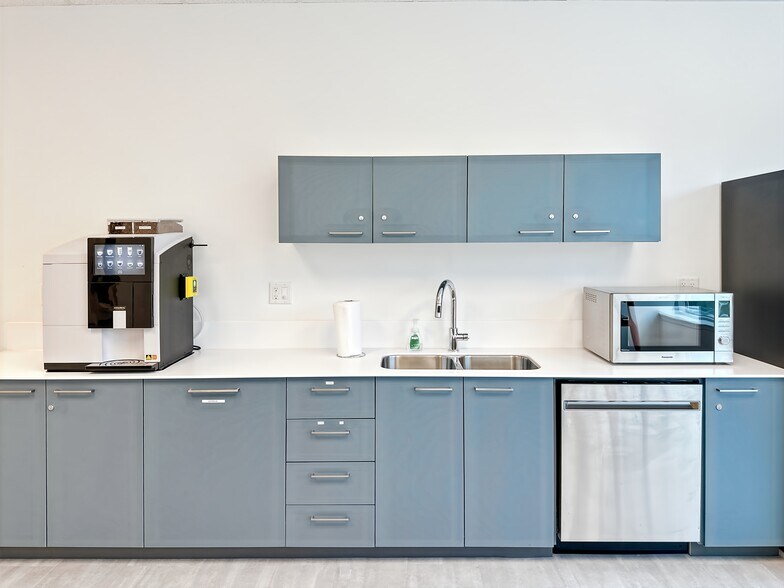 5455-5477 152 St, Surrey, BC à louer - Photo intérieure – Image 2 sur 25