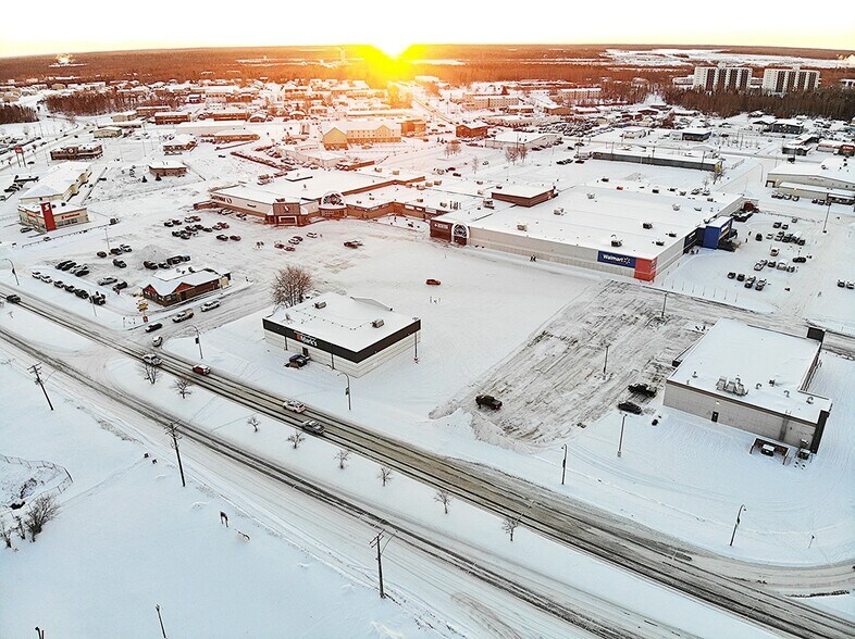300 Mystery Lake Rd, Thompson, MB à louer - Photo de l’immeuble – Image 2 sur 12