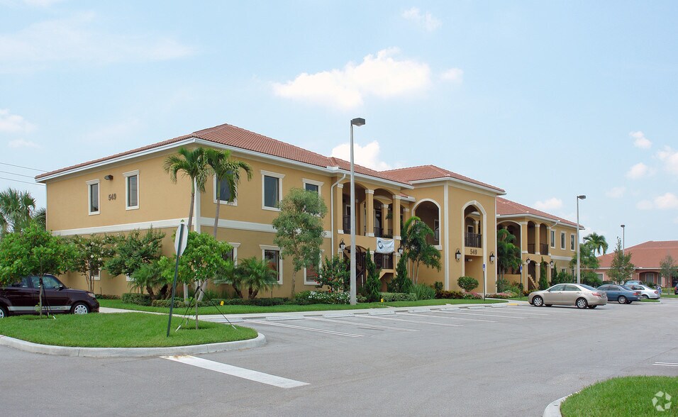 549 NW Lake Whitney Pl, Port Saint Lucie, FL à vendre - Photo de l’immeuble – Image 2 sur 20