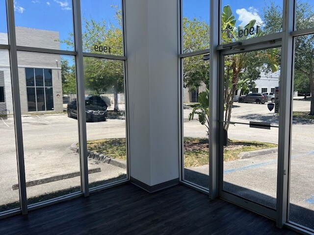 1909 NW 40th Ct, Pompano Beach, FL à louer - Photo de l’immeuble – Image 2 sur 7