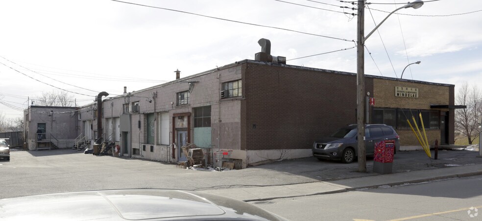 216 Prom Ronald, Montreal-Ouest, QC à louer - Photo de l’immeuble – Image 2 sur 2