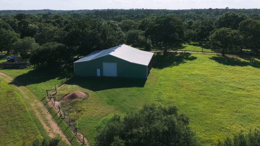 1034 Hilbun Rd, New Ulm, TX à vendre - Vidéo sur l’annonce professionnelle – Image 2 sur 54
