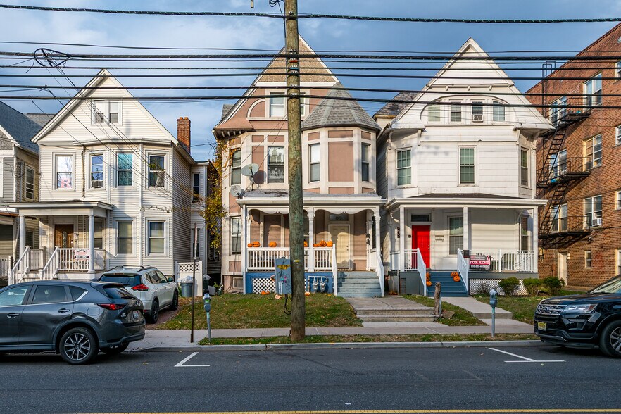 93 Easton Ave, New Brunswick, NJ à vendre - Photo de l’immeuble – Image 2 sur 56