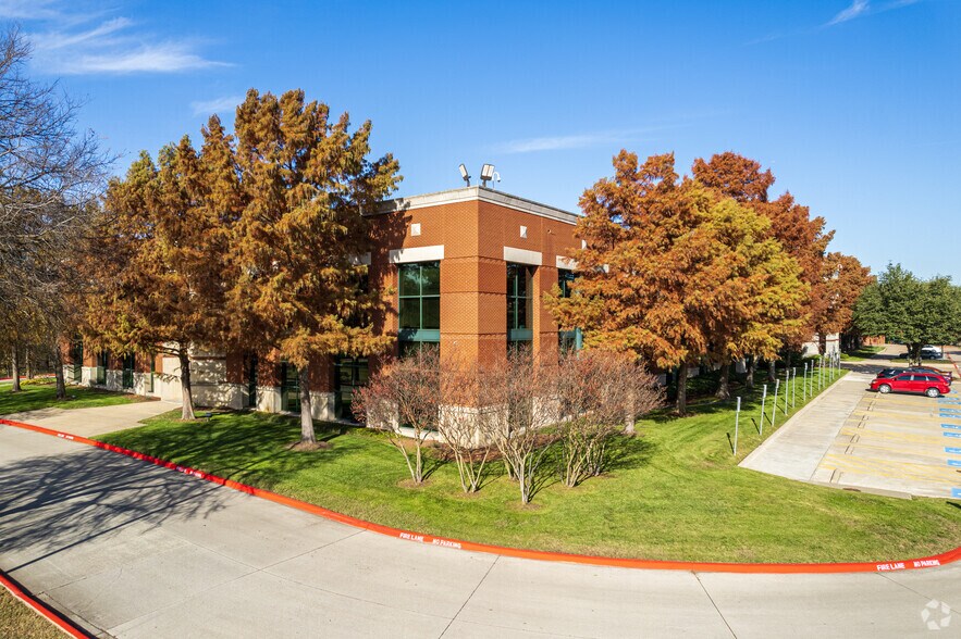3700 S Stonebridge Dr, McKinney, TX à vendre - Photo de l’immeuble – Image 2 sur 8
