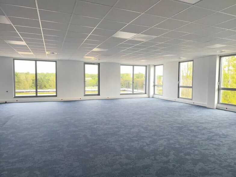 Bureau dans Plaisir à louer - Photo de l’immeuble – Image 2 sur 8