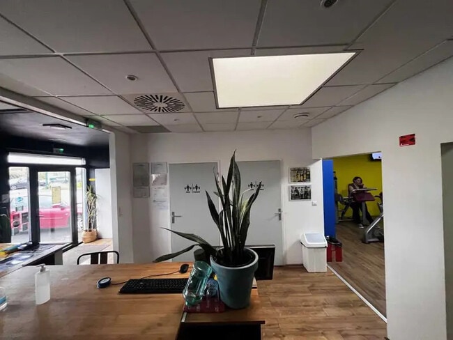 Plus de détails pour Local d'activités à louer