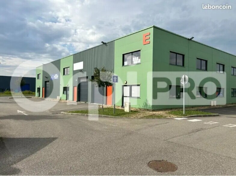 Local d’activités dans Civrieux à louer - Photo de l’immeuble – Image 1 sur 5