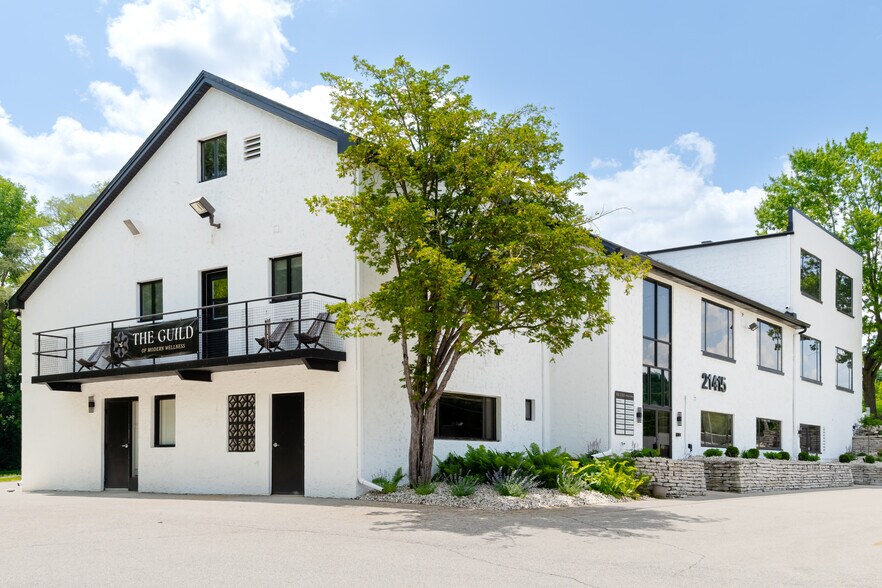 21415 W Greenfield Ave, New Berlin, WI à louer - Photo de l’immeuble – Image 2 sur 9