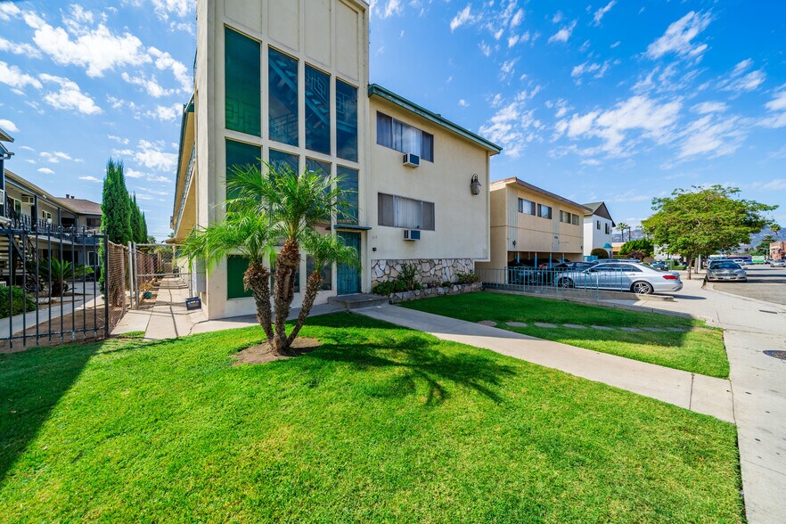 214 E Chevy Chase Dr, Glendale, CA à vendre - Photo de l’immeuble – Image 1 sur 28