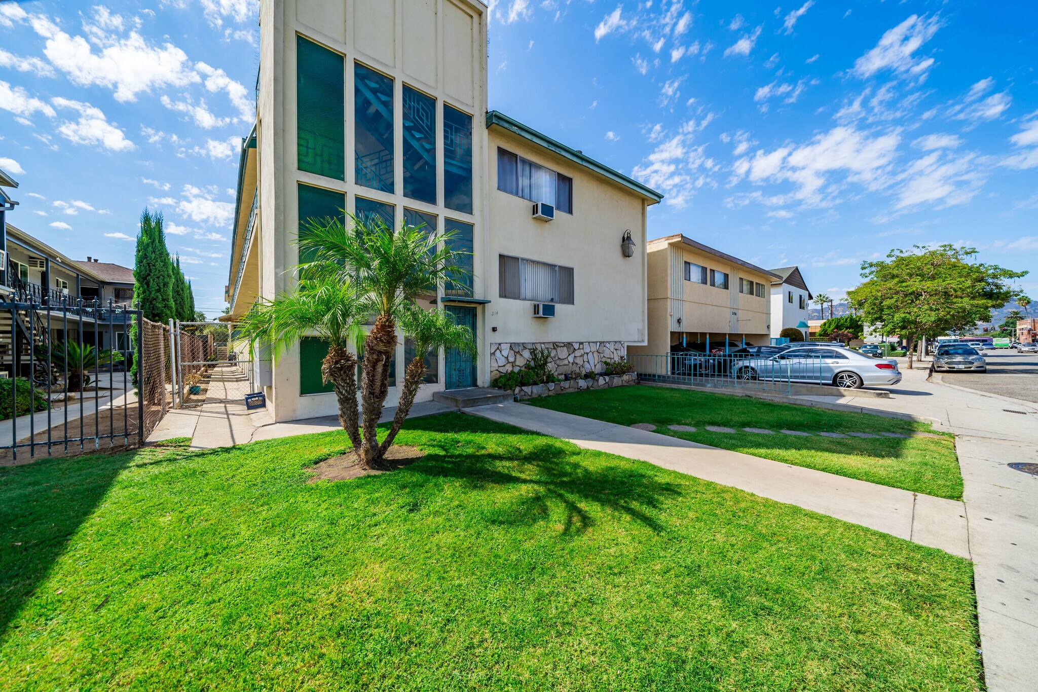 214 E Chevy Chase Dr, Glendale, CA à vendre Photo de l’immeuble– Image 1 sur 29