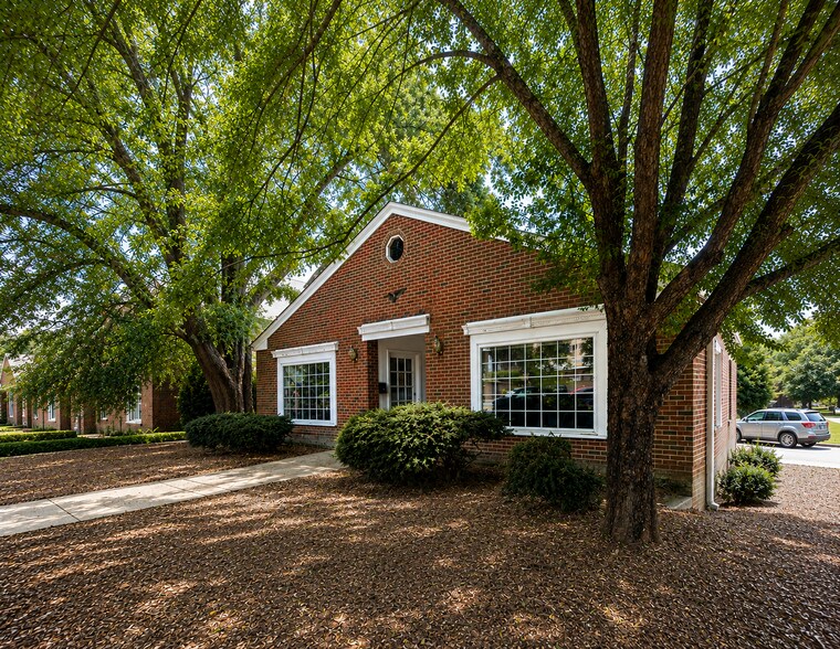 230 W Pennsylvania Ave, Southern Pines, NC à vendre - Photo de l’immeuble – Image 1 sur 8