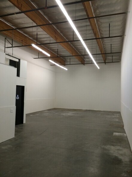 11200 Hindry Ave, Los Angeles, CA à louer - Photo de l’immeuble – Image 2 sur 8