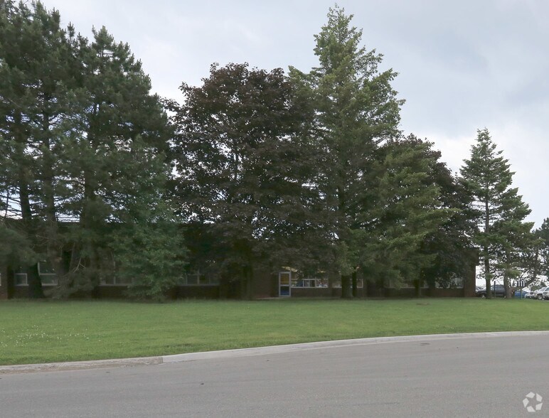 111 Industrial Dr, Whitby, ON à louer - Photo de l’immeuble – Image 2 sur 9
