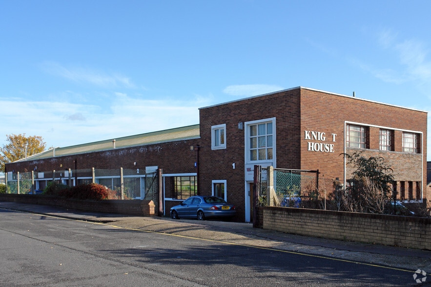 Lenthall Rd, Loughton à louer - Photo principale – Image 1 sur 8