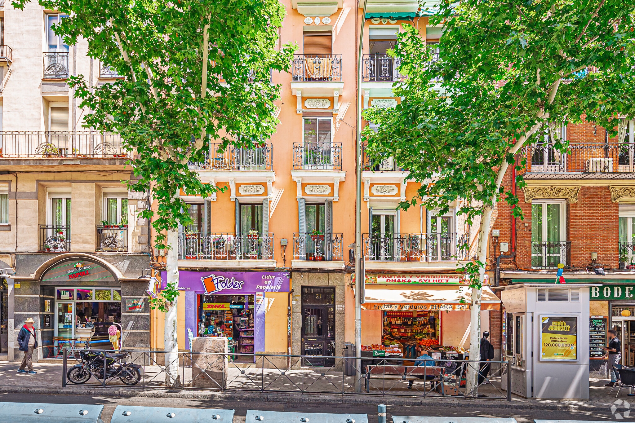 Immeuble residentiel dans Madrid, Madrid à vendre Photo principale– Image 1 sur 3