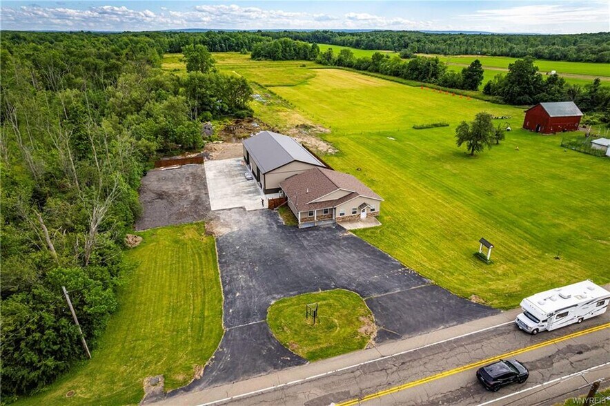 1457 Eden Evans Center Rd, Angola, NY à louer - Photo de l’immeuble – Image 3 sur 30