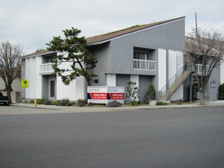 22777 Lyons Ave, Santa Clarita, CA à louer - Photo de l’immeuble – Image 1 sur 6