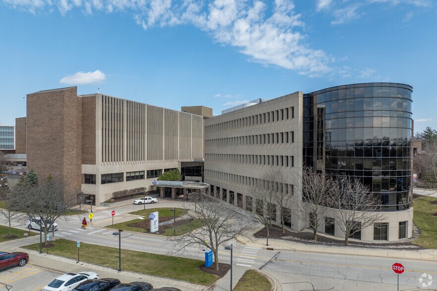 3825 Highland Ave, Downers Grove, IL à louer - Photo de l’immeuble – Image 3 sur 27