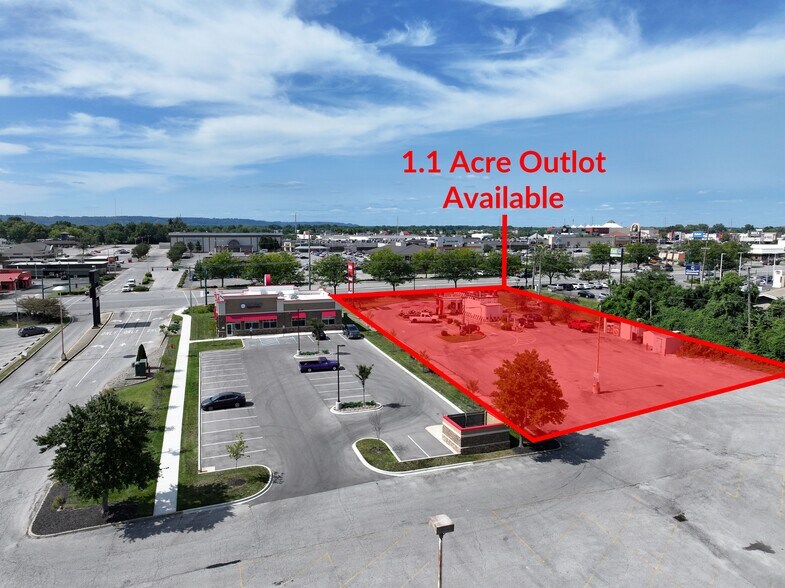 756 E Lewis And Clark Pky, Clarksville, IN à vendre - Photo de l’immeuble – Image 2 sur 6