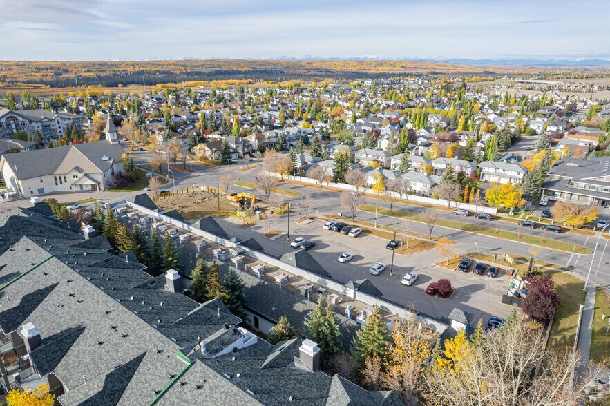 7337 Sierra Morena Blvd SW, Calgary, AB à louer - Aérien – Image 2 sur 12